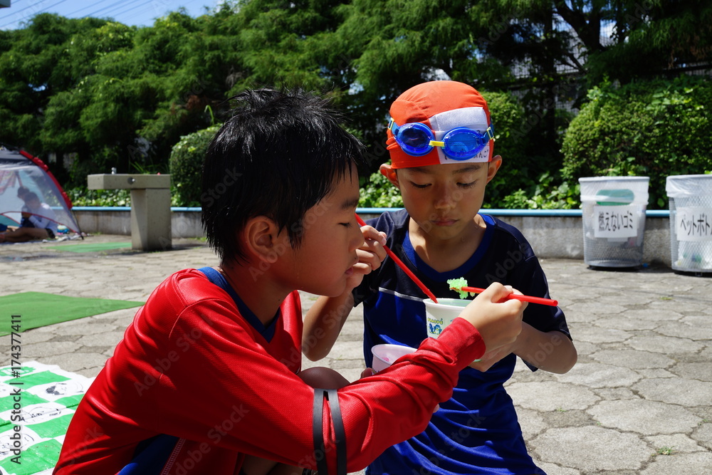 かき氷を食べる子ども 少年 プール 夏休み 兄弟 笑顔 Stock Photo Adobe Stock