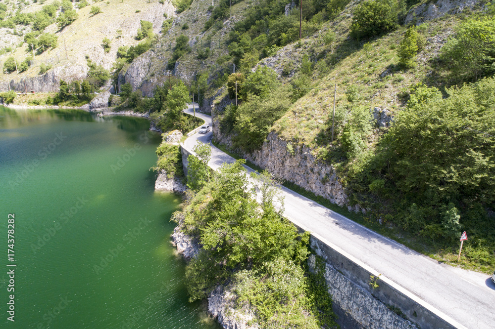 Vista aerea del lago di scanno in Abruzzo. Acqua azzurra tra boschi verdi e rigogliosi Vista aerea del lago di scanno in Abruzzo. Acqua azzurra tra boschi verdi e rigogliosi