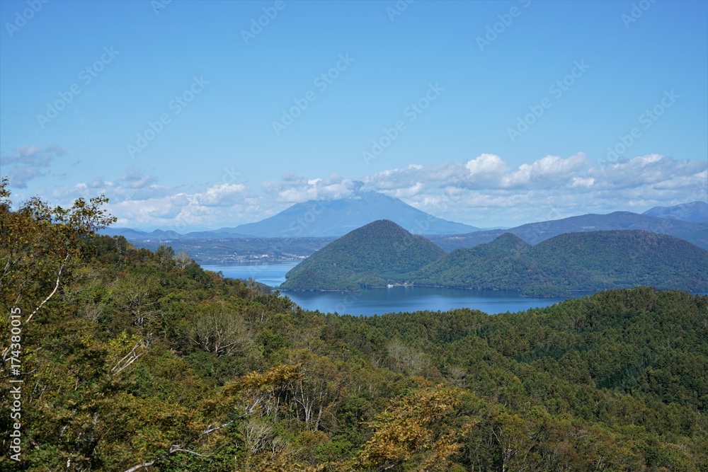 北海道の有珠山頂から見た洞爺湖とその先に見える羊蹄山