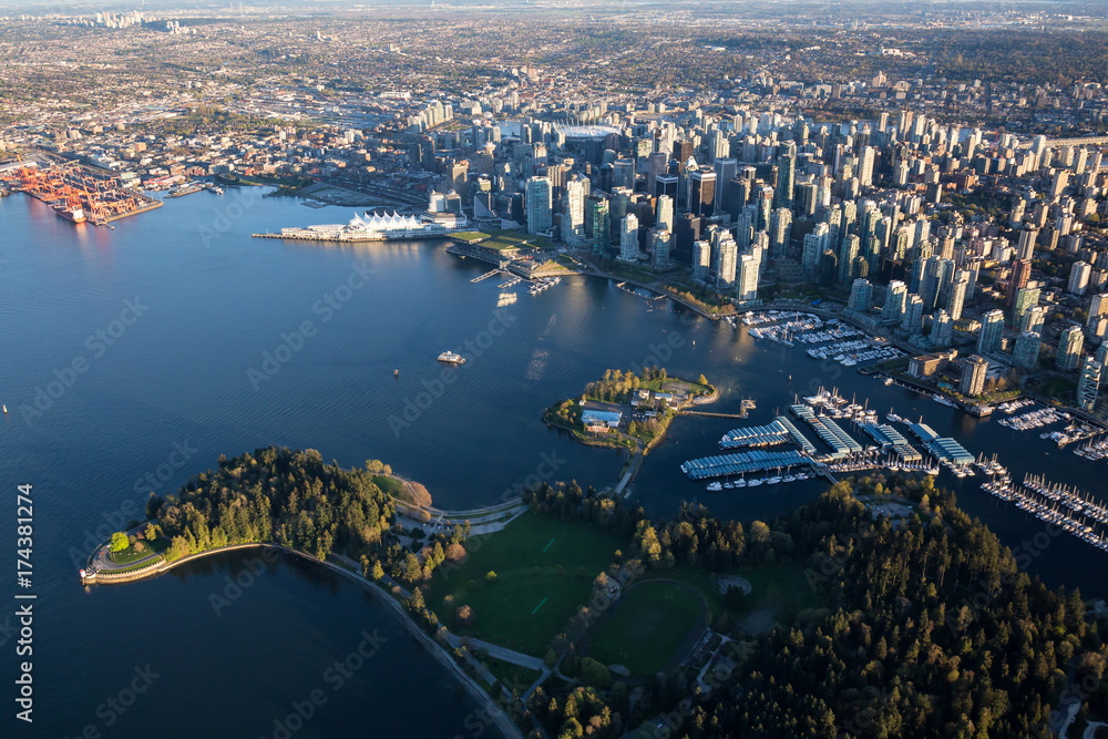 Obraz premium Piękny widok z lotu ptaka na centrum Vancouver, Kolumbia Brytyjska, Kanada, podczas jasnego wiosennego zachodu słońca.