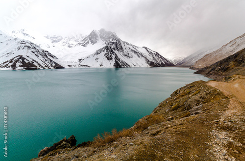 Lake and moutains with snow © Eduardo
