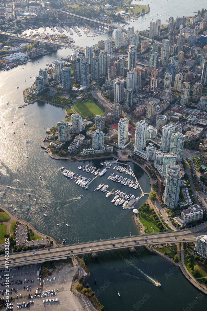 Obraz premium Aerial view of beautiful residential area by the quay in Downtown Vancouver, British Columbia, Canada.