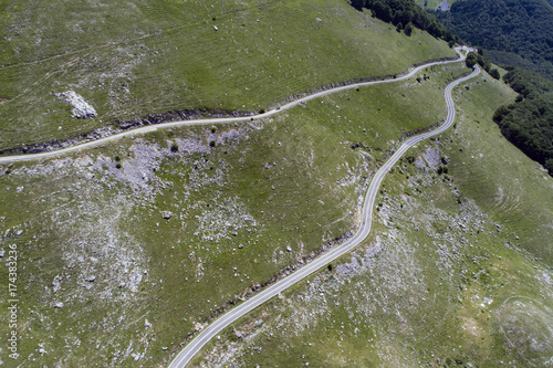 Vista aerea di una strada di montagna in Abruzzo