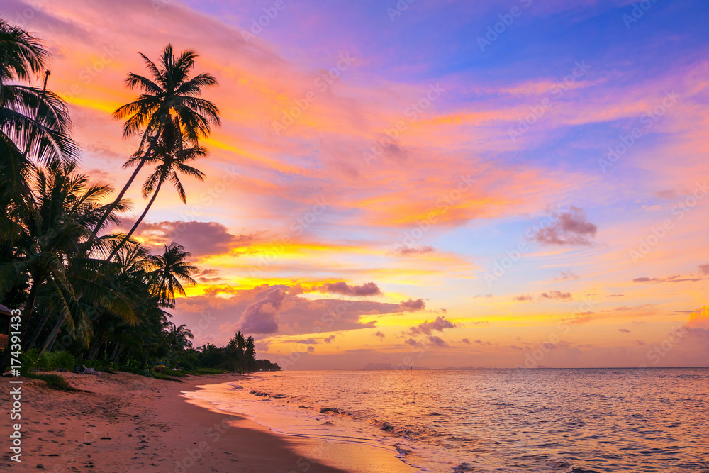 Fototapeta premium Piękny zachód słońca na plaży Bang Po. Koh Samui w Tajlandii.