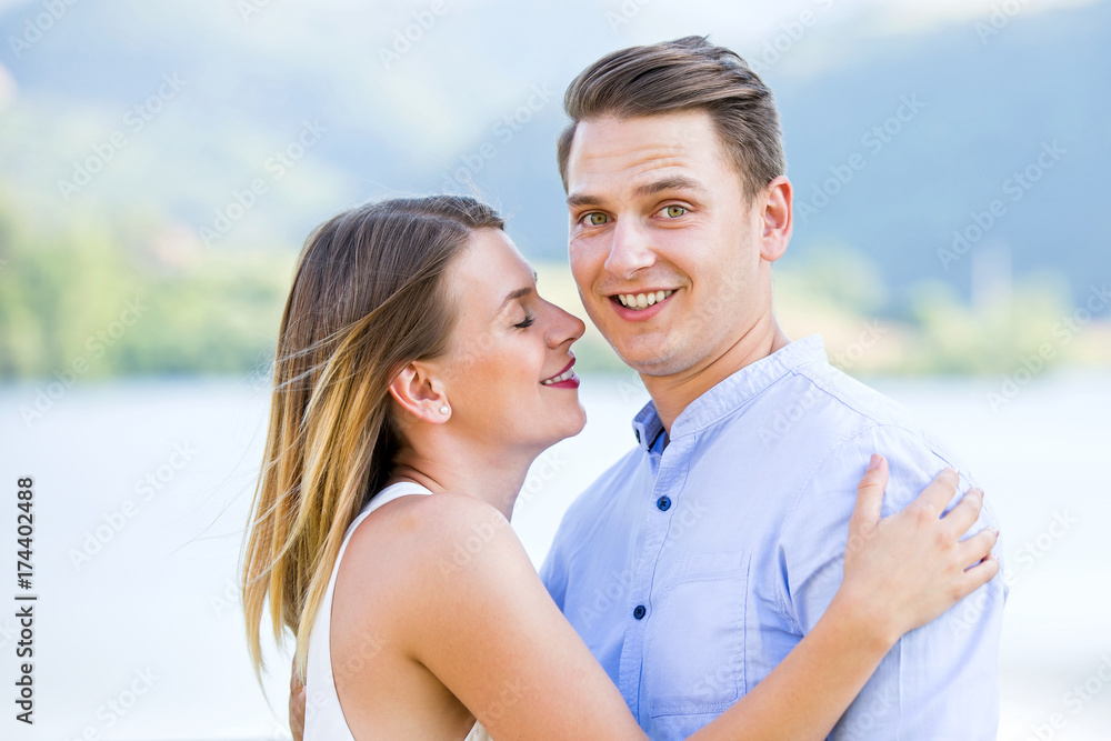Obraz premium Young couple cuddling