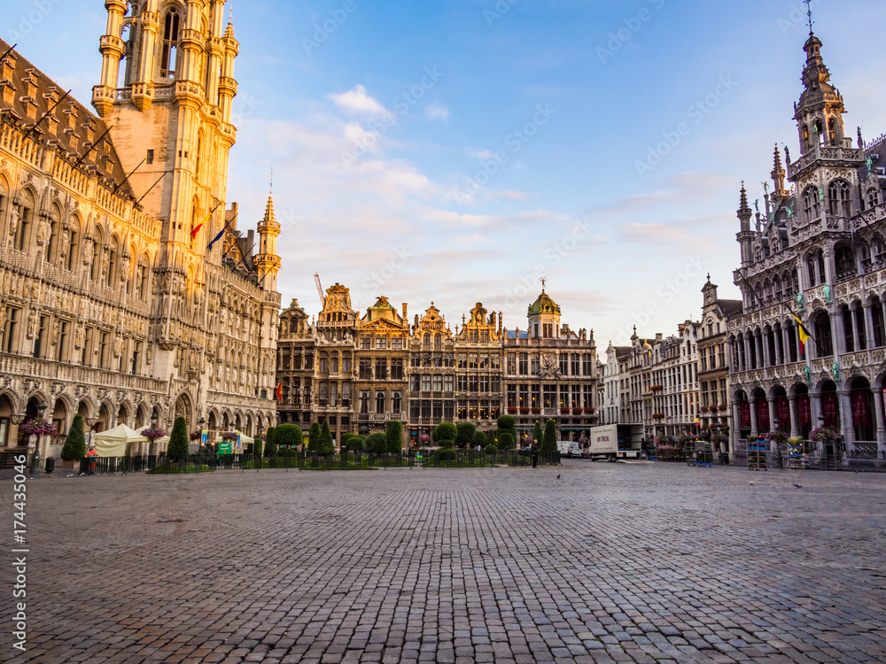 Fototapeta premium Morning view of the Grand Place in Brussels, Belgium.