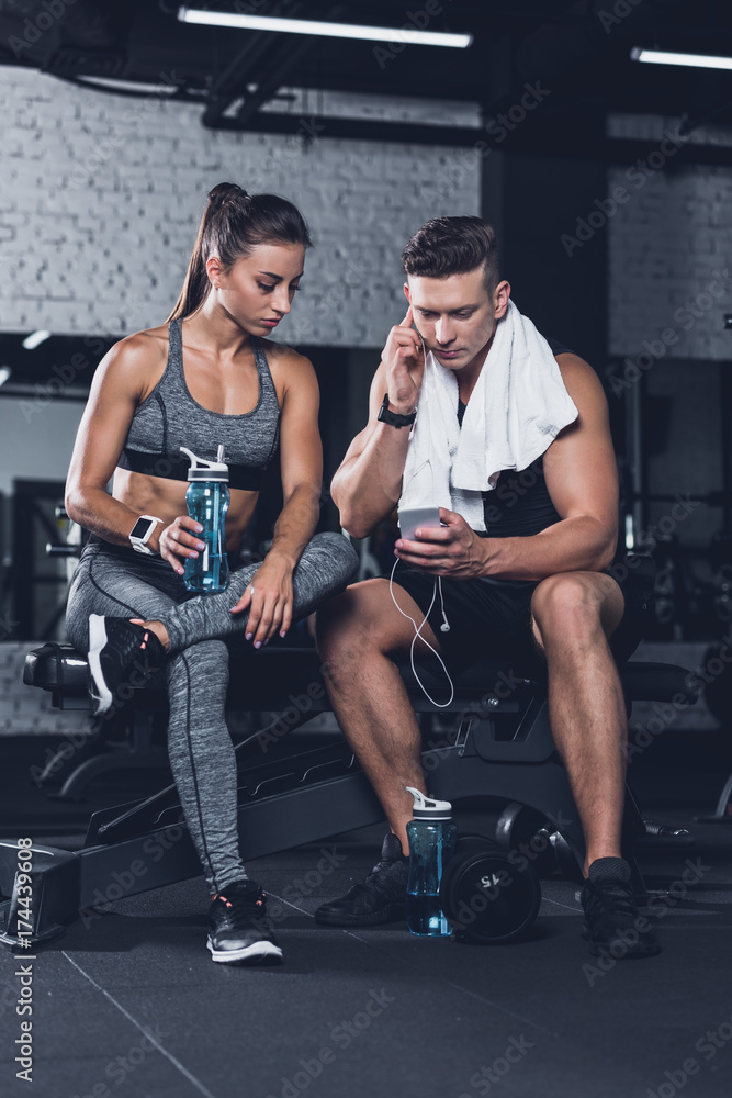 Obraz premium sportive couple with smartphone