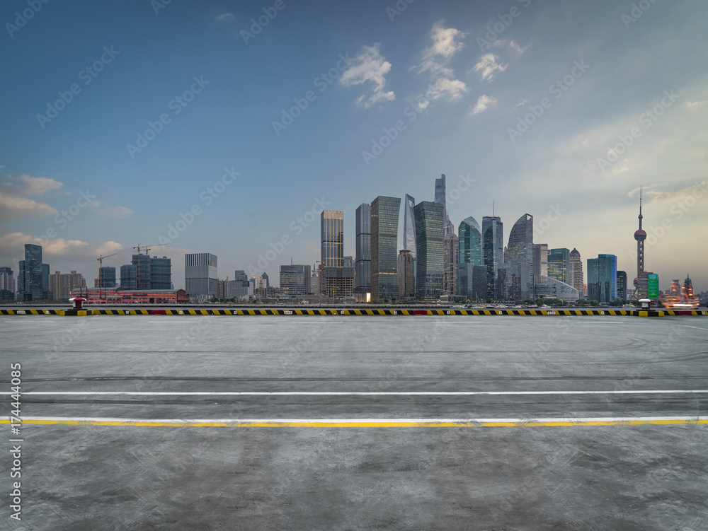 Obraz premium cityscape and skyline of shanghai from empty urban road.