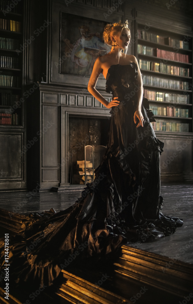 Obraz premium Woman in vintage black dress