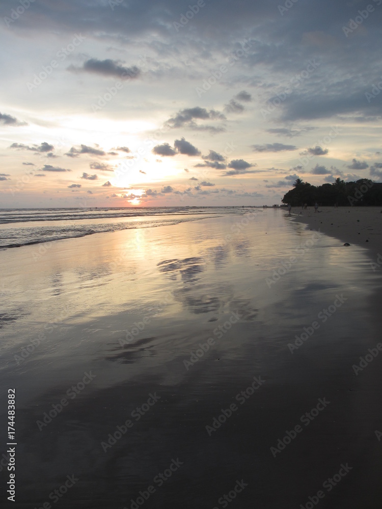 Fototapeta premium 夕暮れの海、スリランカ