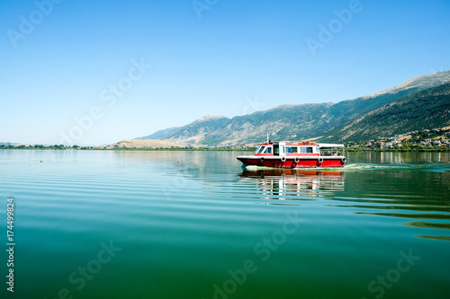 Bild auf Leinwand Pamvotida See in Ioannina in Griechenland
