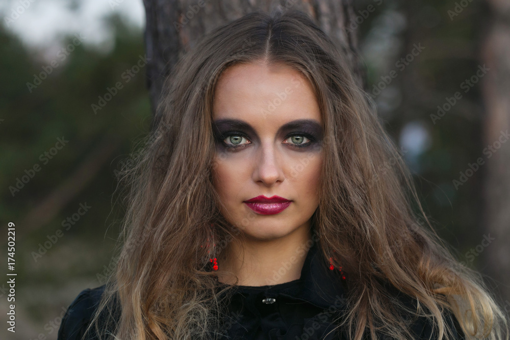 Naklejka premium portrait of a girl with bright make-up.