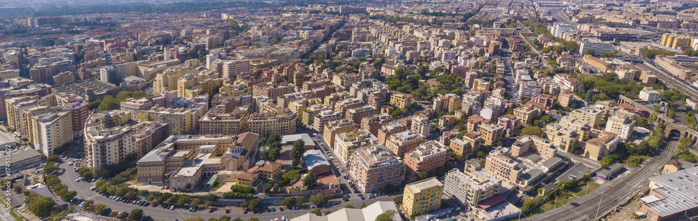 Vista aerea panoramica di Roma sud-est. Si riconosce villa Fiorelli e la zona che va da via Tuscolana al Pigneto. Tanti palazzi nascondono la vista delle vie che attraversano la città.