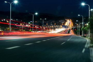 Papier peint photo Autoroute de nuit Lueurs vives sur l'autoroute  © xu