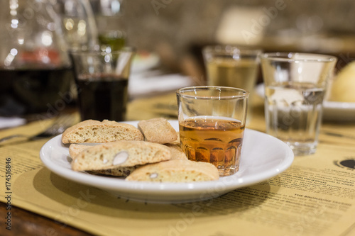 Cantucci e Vin Santo dessert