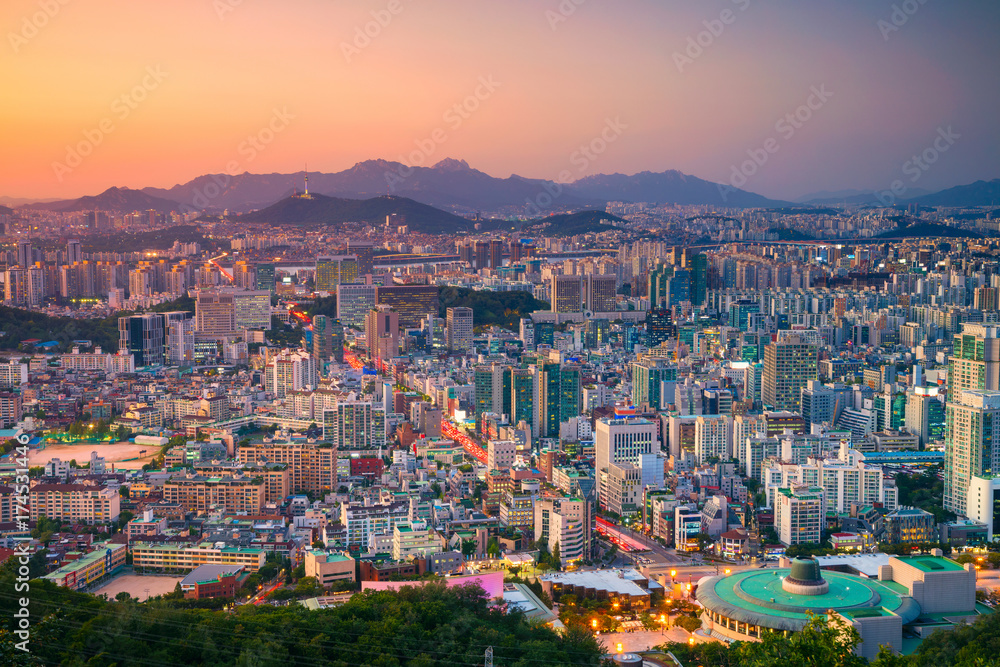 Naklejka premium Seul. Cityscape obraz centrum Seulu podczas letniego zachodu słońca.