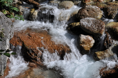 Wasser läuft über Steine