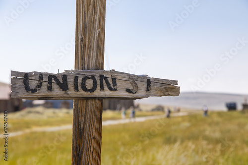 An old wooden sign for Union street in California