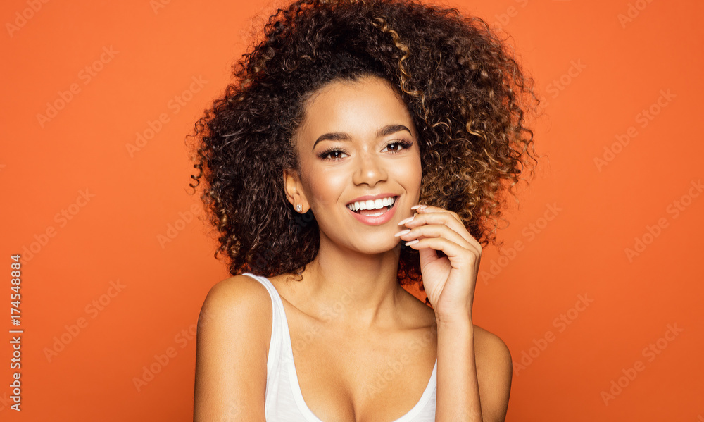 Naklejka premium Portret piękny amerykanin afrykańskiego pochodzenia kobiety modela ono uśmiecha się