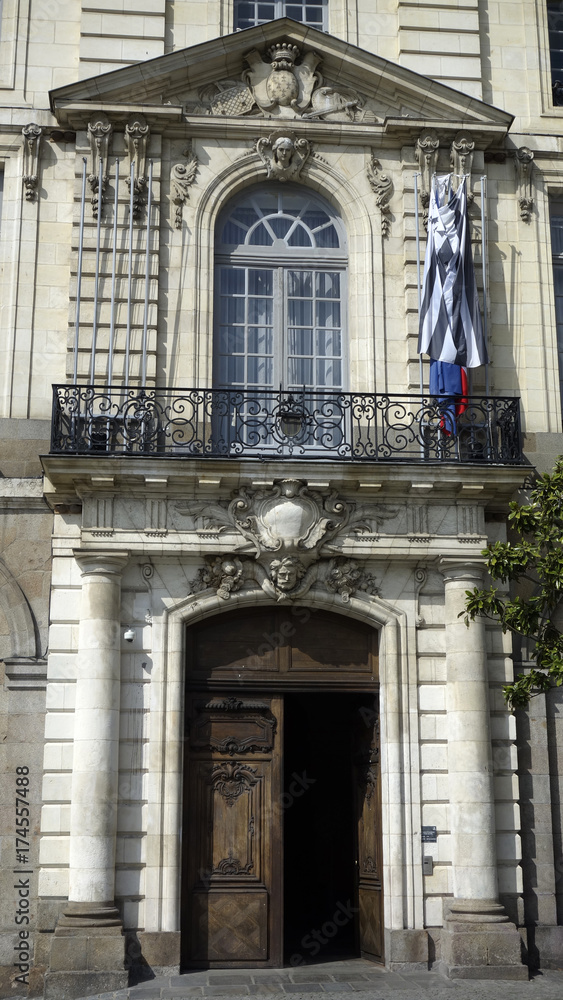 portes de la mairie