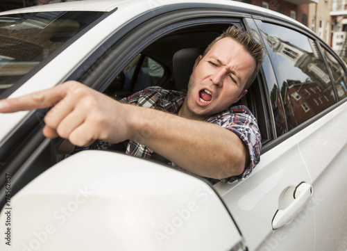 Foto Irritated young man driving a car. Irritated driver