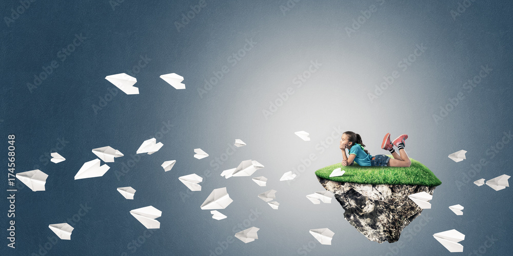 Obraz premium Concept of careless happy childhood with girl and paper planes f