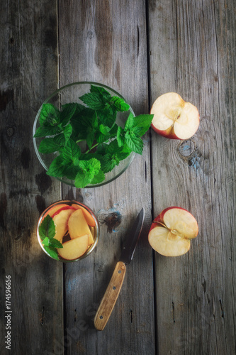 Tea with apples and mint