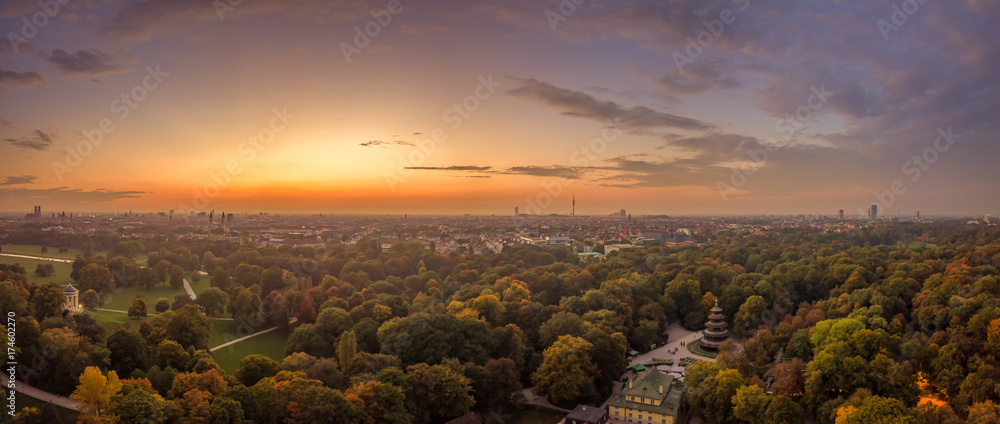 Obraz premium Der Herbst in in Münchens englischem Garten angekommen