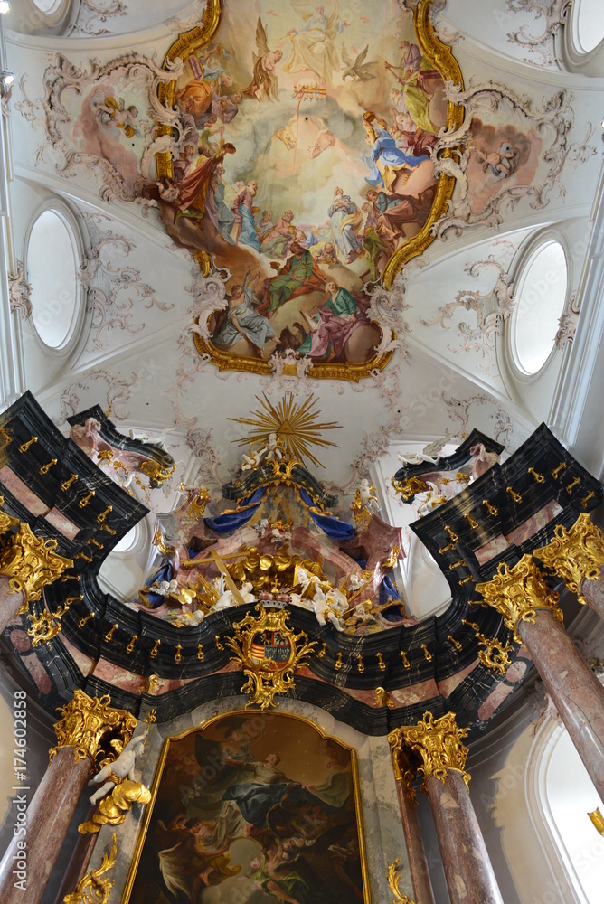 Innenansicht der Abteikirche Amorbach