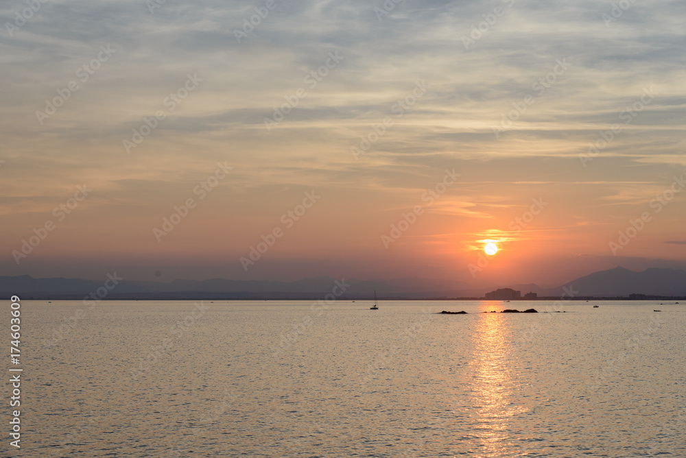 Puesta de sol en la Costa Brava, mar Mediterraneo
