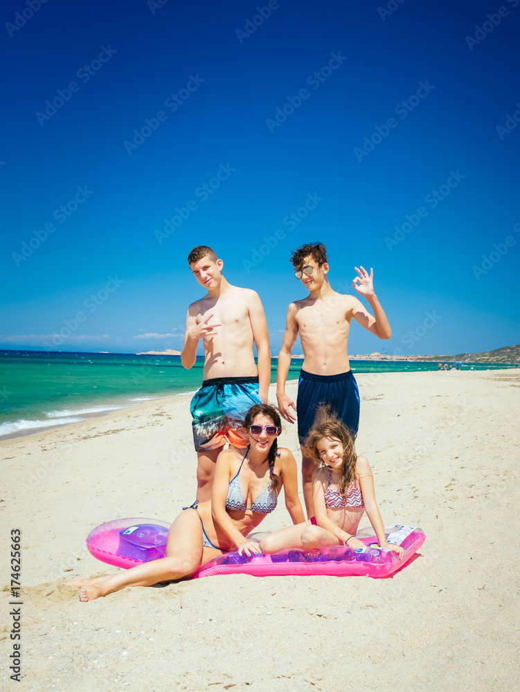 familie am strand in badesi sardinien familie am strand in badesi sardinien