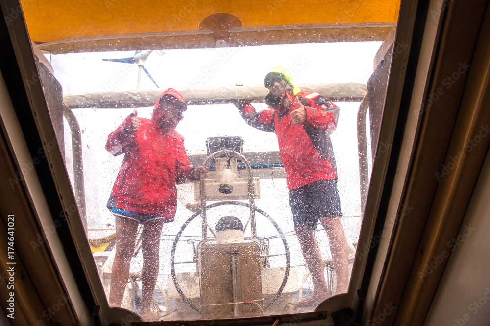 Obraz premium Sailors into the rain