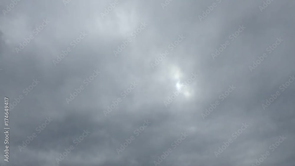 雨と雨の間、どんよりした雲、ほんの少しの太陽の光 雨と雨の間、どんよりした雲、ほんの少しの太陽の光