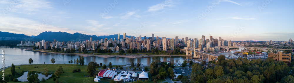 Obraz premium Aerial Panoramiczne panoramę miasta w centrum miasta Vancouver, Kolumbia Brytyjska, Kanada. Podjęte podczas jasnego słonecznego zachodu słońca.