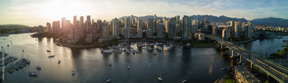 Fototapeta premium Aerial Panoramiczne panoramę miasta w centrum miasta Vancouver, Kolumbia Brytyjska, Kanada. Podjęte podczas jasnego słonecznego zachodu słońca.