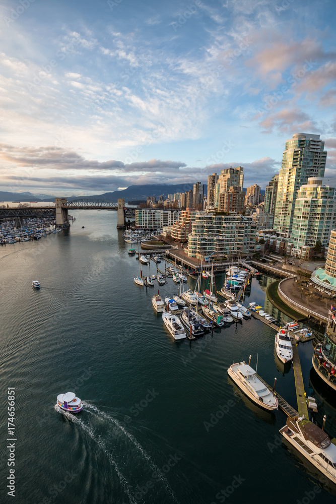 Naklejka premium Widok z lotu ptaka na budynki mieszkalne w False Creek, Downtown Vancouver, British Columbia, Kanada.