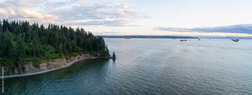 Naklejka premium Panoramic aerial view of the famous rock by the seawall in Stanley Park, Vancouver, British Columbia, Canada.