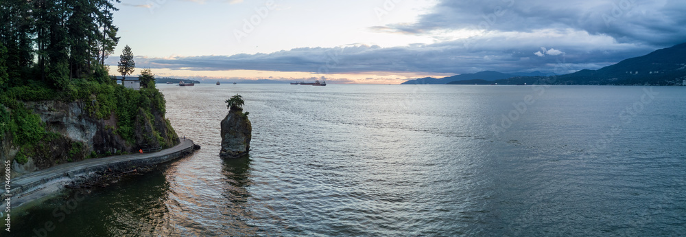 Obraz premium Panoramic aerial view of the famous rock by the seawall in Stanley Park, Vancouver, British Columbia, Canada.