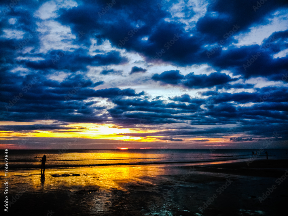Obraz premium People do some activity on the beach in the evening. The sky look beautiful. 