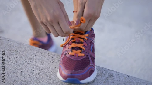 Detail how to tie a jogging shoe
