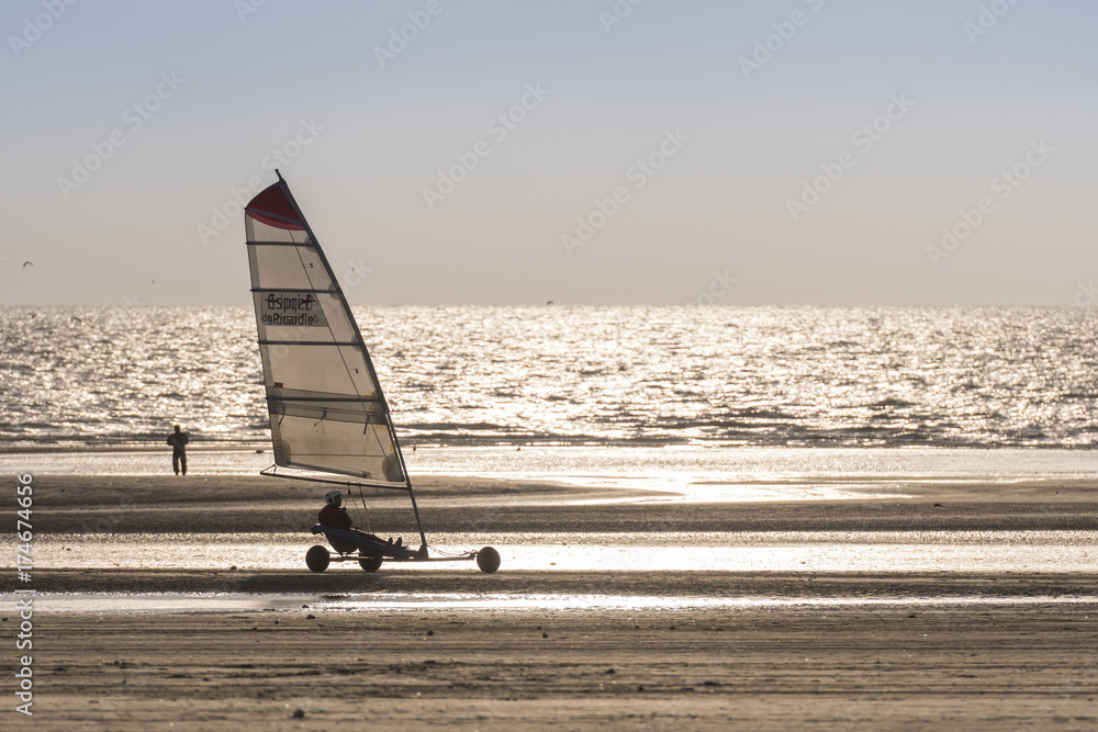 Fototapeta premium Chars-à-voile sur la plage de Quend-Plage