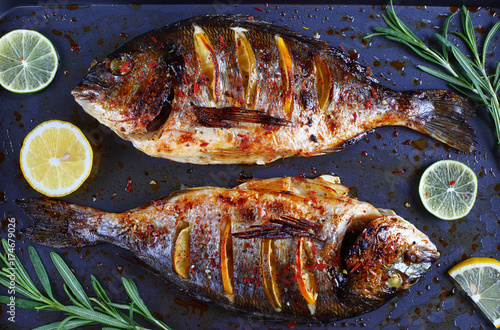 Canvas Print roasted sea bream fish with lemon slices