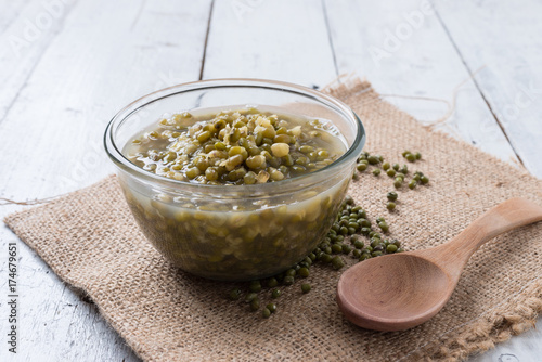 Boiled green mung beans with sugar syrup
