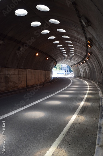 シェルター ／ 山形県鶴岡市の海岸に建造されている「油戸シェルター」です。すぐ横が海なので、風や波除けの役目を果たします。また冬期間は、雪から防護するために設置されたシェルターです。