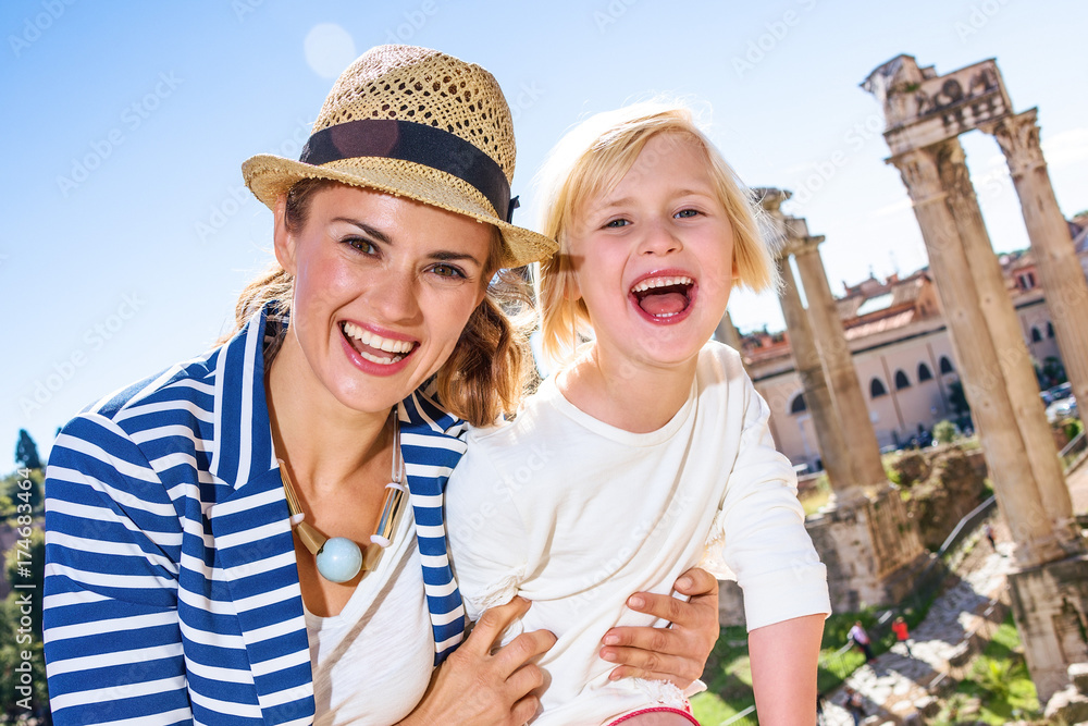 smiling mother and daughter tourists in front of Roman Forum - obrazy, fototapety, plakaty 