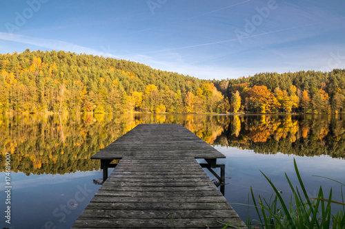 Steg am Blaibacher See im Herbst mit Spiegelung im Bayerischen Wald © Christian