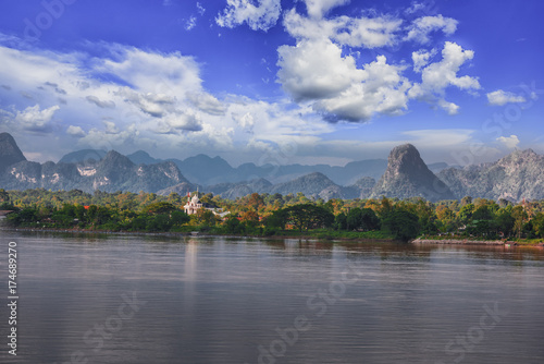 Kong river crosses thai-laos border.