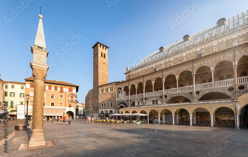 Der Piazza delle Erbe mit dem Palazzo della Ragione in Padova, Italien