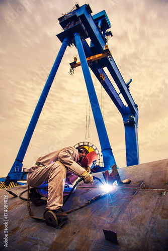Billede på lærred A welder at a shipyard