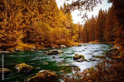 Indian Summer am Fluss Regen in Bayerisch Kanada